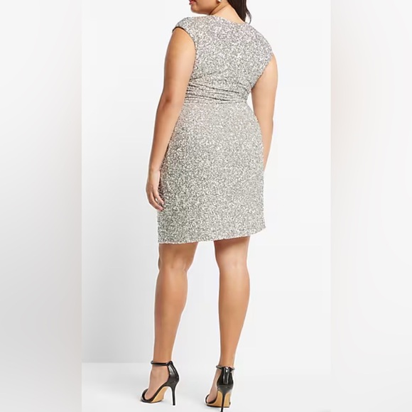 Sequin V-neck Cocktail Dress 🤩 - Picture 2 of 7